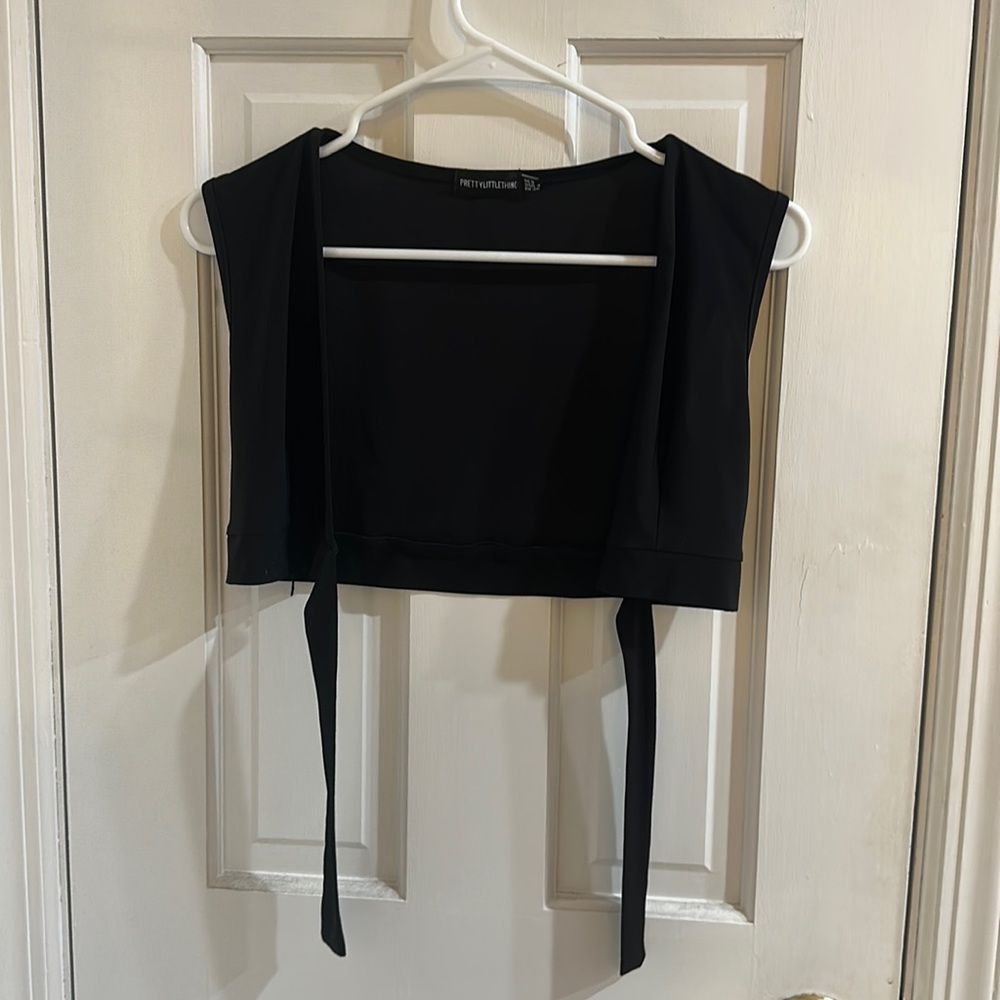 Pretty Little Thing Black Crop Top (US 4)